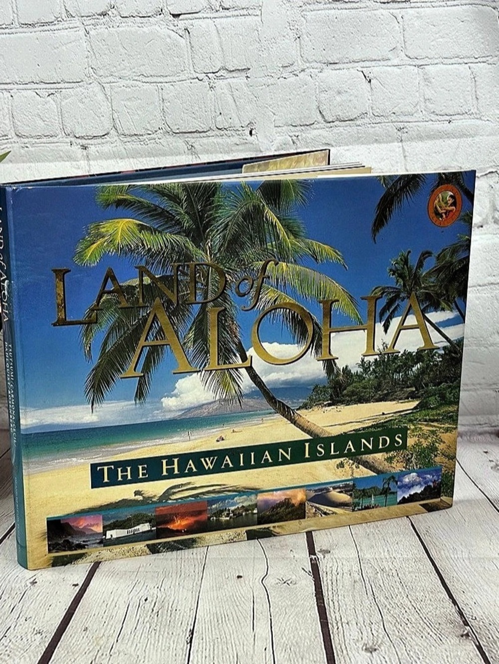 Island Heritage Publishing Land of Aloha: The Hawaiian Islands Coffee Table Book